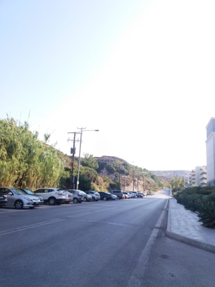 Φωτογραφία με τα αυτοκίνητα σταθμευμένα στην ευθεία απέναντι από το ξενοδοχείο Alila