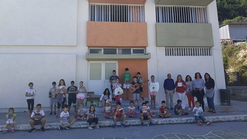 Μουσικά όργανα και βιβλία  στο δημοτικό σχολείο Παραδεισίου