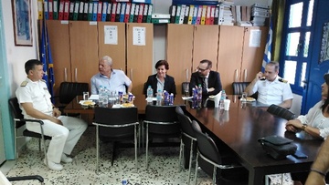 Οι γενικοί γραμματείς του υπουργείου Ναυτιλίας και ο αρχηγός του  Λιμενικού στο Αγαθονήσι