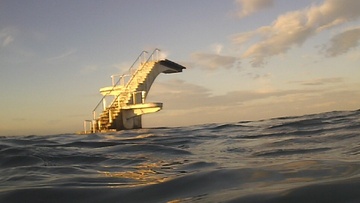 Ο ιστορικός βατήρας-Τραμπολίνο  της Ρόδου και η έλλειψη ναυαγοσώστη