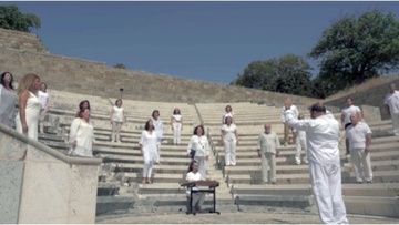 Δύο συμβολικά τραγούδια στον υπαίθριο χώρο του αρχαίου Ωδείου