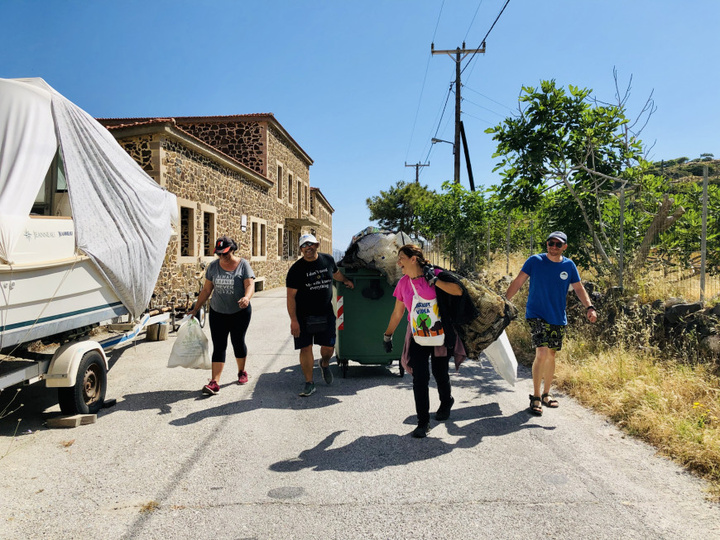 Οι κάτοικοι και τα μέλη του νεοσύστατου οργανισμού «Νισύριο» γέμισαν ένα σωρό τέτοιες τεράστιες τσάντες με πλαστικά σκουπίδια