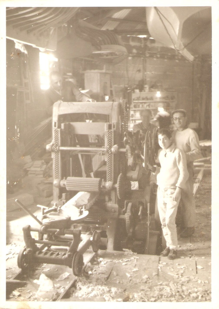 Ο καταρράκτης στον ταρσανά του Ψαρρού. Στο άκρο δεξιά ο Μανόλης Ψαρρός