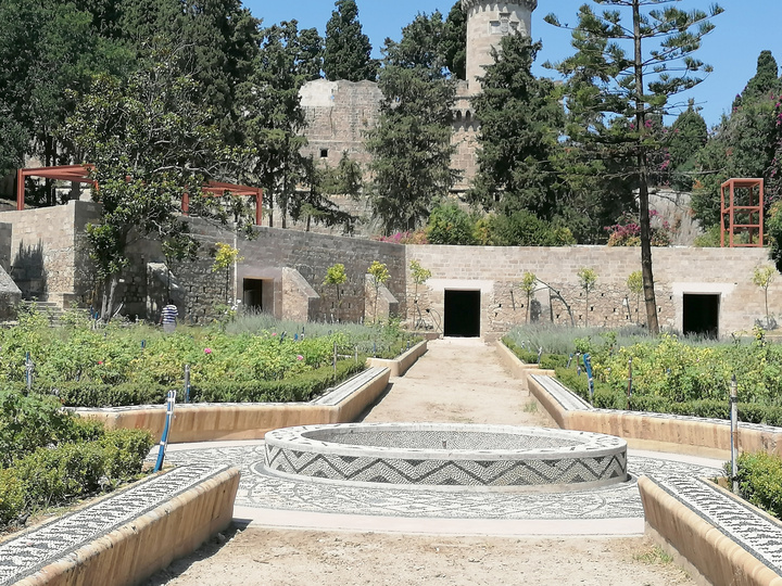 Η εντυπωσιακή αλλαγή στο χώρο γίνεται αισθητή με το που εισέλθει κάποιος στον ανθόκηπο