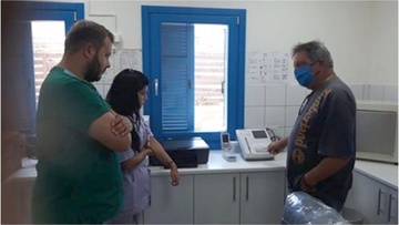 Εξοπλισμός με μηχανήματα ιατρικών αναλύσεων του ιατρείου από τον δήμο Κάσου