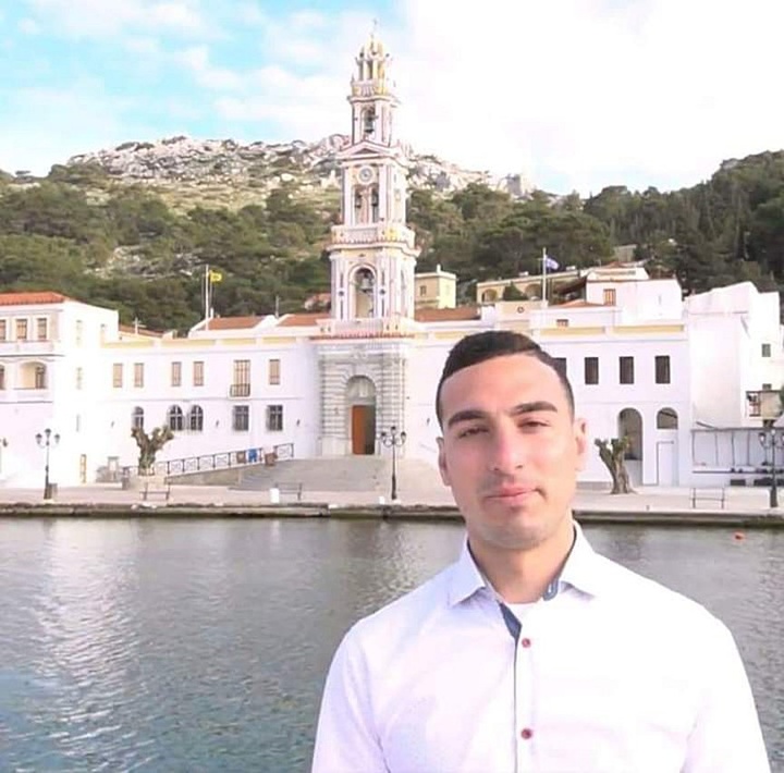 Ο εκ Σύμης Μηχανολόγος-Μηχανικός Παναγιώτης Μεγαλούδης  ο οποίος έχει εκπονήσει μελέτη για την ενεργειακή αυτονομία της Σύμης. Διακρίνεται το Προσκύνημα του Πανορμίτη. Φωτογραφία-Παραχώρηση: Παναγιώτης Μεγαλούδης