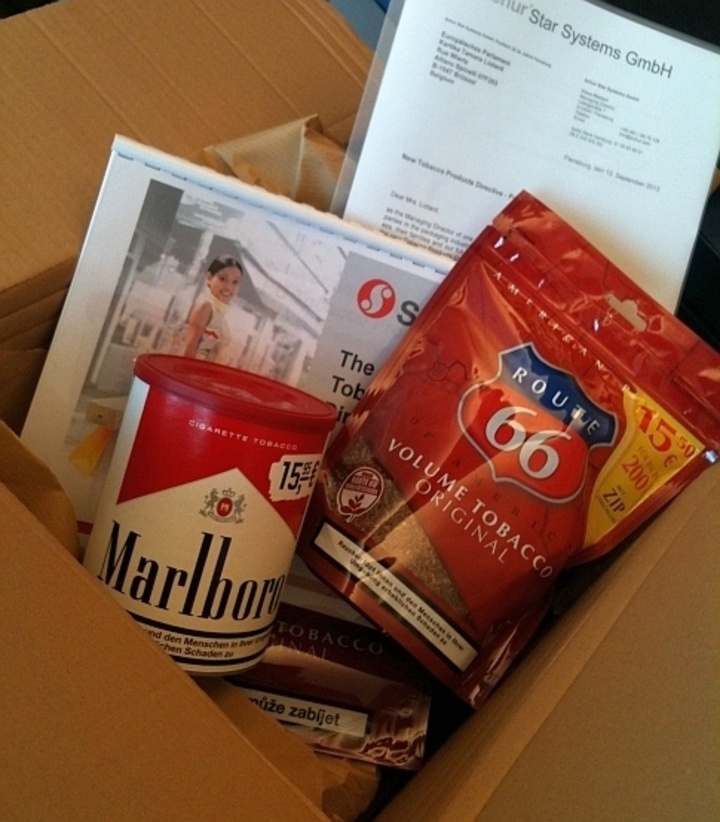 Στη φωτογραφία του άρθρου απεικονίζεται δώρο που προσφέρθηκε από τους λομπίστες της βιομηχανίας καπνού στην Ολλανδέζα πολιτικό Kartika Liotard τον Σεπτέμβριο του 2013