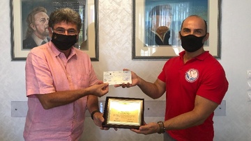 Επίδοση τιμητικής πλακέτας από τον  σύλλογο Αιμοδοτών Αγ. Εφραίμ στον διευθυντή των εκπαιδευτηρίων «Ροδίων Παιδεία»