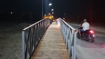 Μεταλλική πεζογέφυρα 70 μέτρων κατασκευάστηκε στον ποταμό «Λουτάνη» στα Κολύμπια!