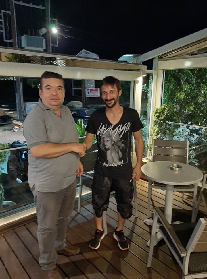 Ο Σταμάτης Αμπελάς μαζί με τον πρόεδρο της ΑΕ Αδελφοσύνης Μεμέτ Ζαμαντάκης