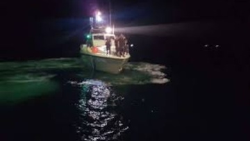 Συμβαίνει τώρα: Σε εξέλιξη μεγάλη επιχείρηση διάσωσης δεκάδων ατόμων που επέβαιναν σε σκάφος δυτικά της Χάλκης