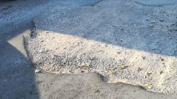 Ρόδος: Να κλείσει η λακκούβα ζητούν οι κάτοικοι στην οδό Βολονάκη