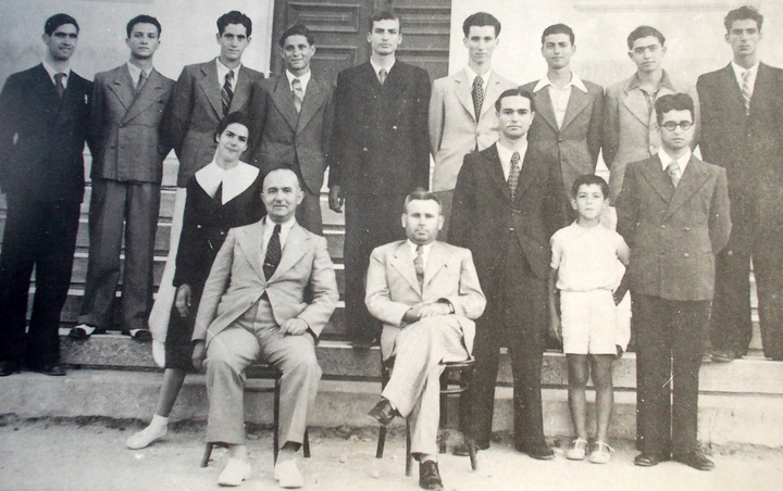 Μαθητές  του Βενετοκλείου Γυμνασίου τα χρόνια του Μεσοπολέμου με τους καθηγητές τους Ζαχαρία Παπαζαχαρίου και Χρ. Παπαχριστοδούλου