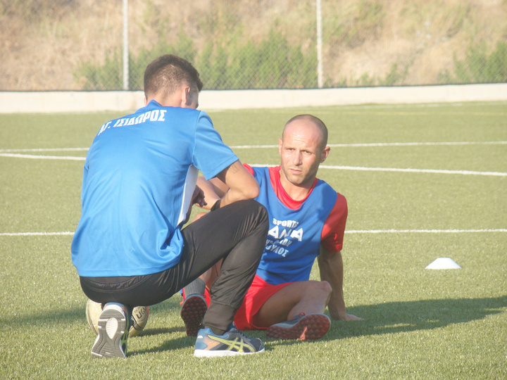 Ο νέος προπονητής Δημήτρης Καρανάκης, τα λέει με τον Γιώργο Κώτσου κατά την διάρκεια μιας άσκησης