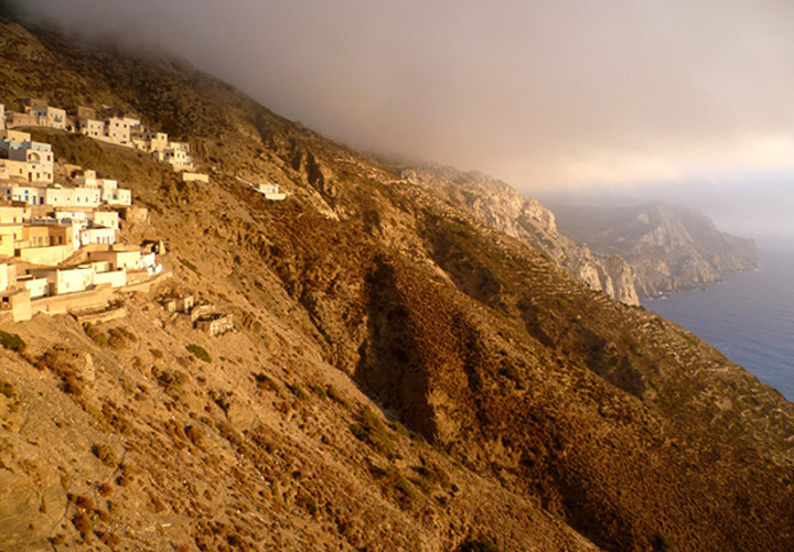 Η Όλυμπος της Καρπάθου, όπου η συγγραφέας σχεδίαζε να μείνει τρεις ημέρες, αλλά πέρασε τελικά ενάμιση χρόνο.  © JENNIFER BARCLAY