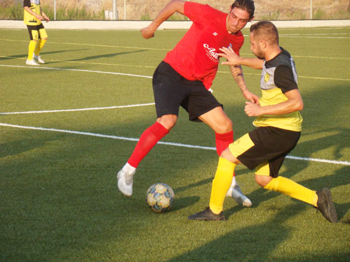Ο Άλμπερτ Ρούσσος (αριστερά) σε «μονομαχία» με τον Σιέχ, κατά τη διάρκεια του αγώνα του Διαγόρα Βατίου  με την ΑΕ Κατταβιάς