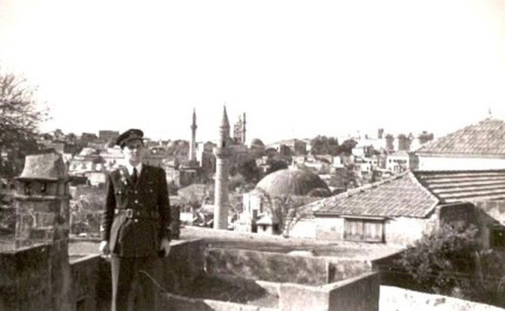 Άλλες εποχές, το φασισταριό ποζάρει με φόντο την Παλιά Πόλη 