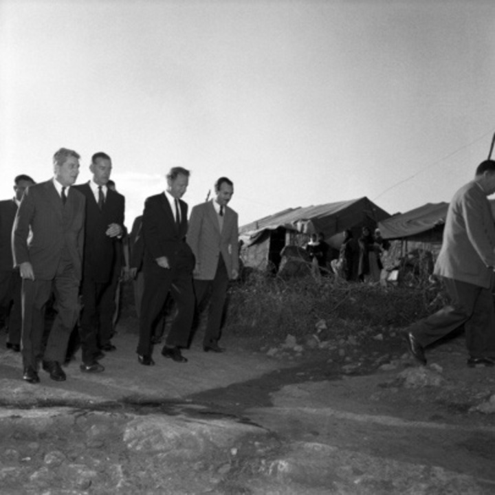 Ο Ραιημόν Κουρβουαζιέ στις 27 Ιανουαρίου 1956 με τον Γενικό Γραμματέα του ΟΗΕ  Νταγκ  Χάμμερσκελντ σε δύο στρατόπεδα Παλαιστινίων