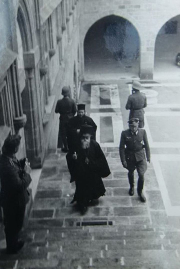 Ο μητροπολίτης Ρόδου Απόστολος, επισκέπτεται τον Γερμανό διοικητή Όττο Βάγκενερ. Η φιλία που ανέπτυξε και η σχέση που είχαν ωφέλησε τη Ρόδο. Τα δεινά δεν άγγιξαν τον τόπο.