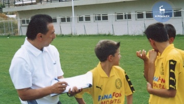 Flashback: O Άκης Δελαπόρτας δίνει οδηγίες στα πιτσιρίκια της Μικτής Δωδεκανήσου