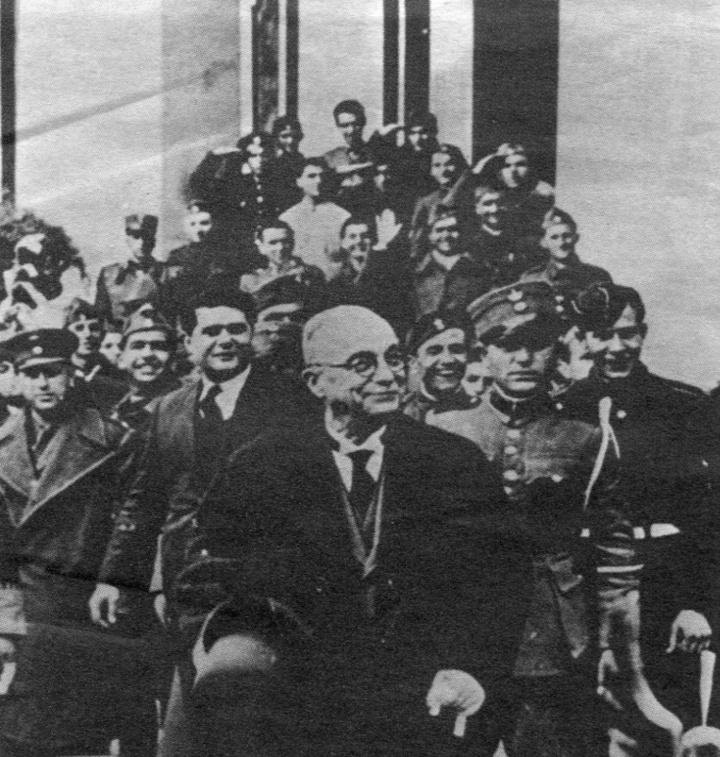 O Iωάννης Μεταξάς το πρωί της 28ης Οκτωβρίου 1940 έξω από το Πολιτικό Γραφείο. Ικανοποιημένος για το από καιρό αποφασισμένο «Όχι» του, που λίγες ώρες πριν είχε  διαμηνύσει στον Μουσολίνι. Η φορά της Ιστορίας τον έθεσε επικεφαλής ενός παλλαϊκού αγώνα κατά των εισβολέων (Πολεμικό Μουσείο)