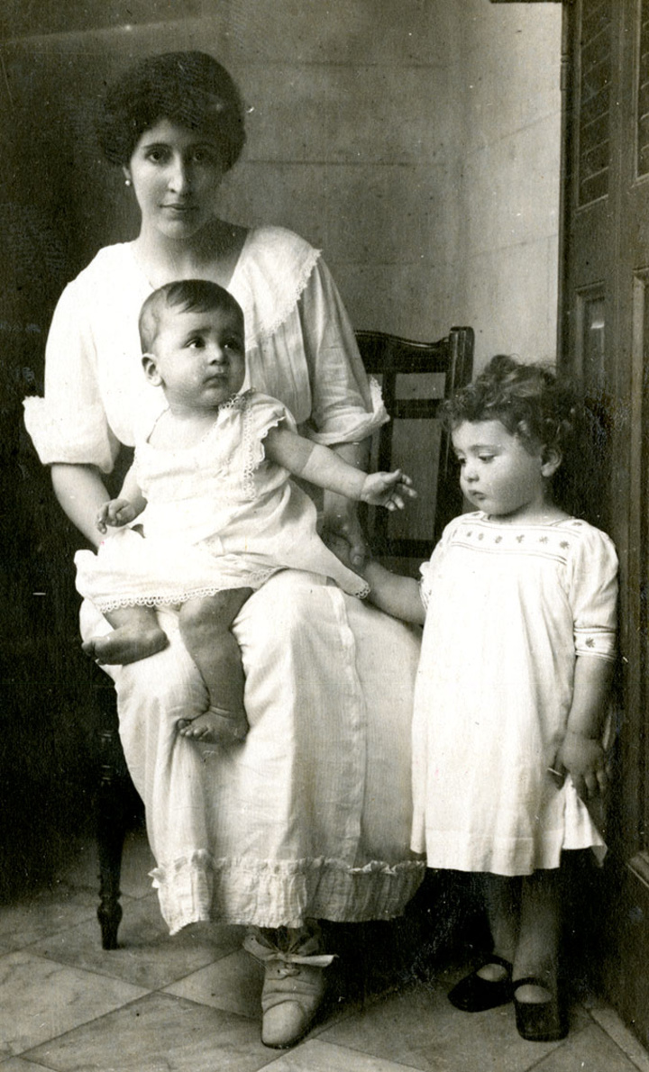 Φωτογραφία της Μαρίκας Καζούλλη με τα δύο μωρά. Η Μαρίκα Καζούλλη κρατά στην αγκαλιά της το Στέφανος μωρό και πλάι της ο μεγαλύτερος γιος της ο Αλέξανδρος. Πηγή: Αμερικανική Σχολή Κλασικών Σπουδών Γεννάδειος Βιβλιοθήκη, Αρχείο Οικογένειας Στέφανου και Ελίζας Δραγούμη.