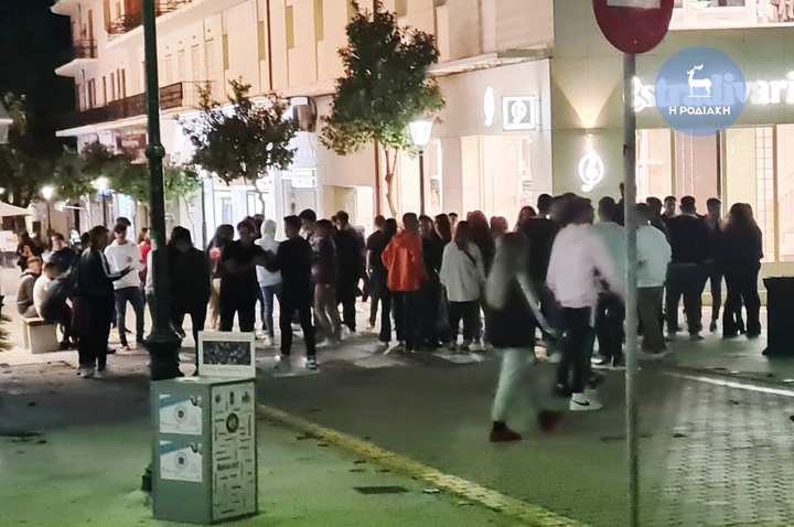 Οι εικόνες από τους συγκεντρωμένους στον πεζόδρομο  της πλατείας Κύπρου το βράδυ του περασμένου Σαββάτου
