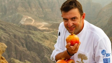 Νίκος Κουλούσιας: Ο σεφ που μαγείρεψε στον βασιλικό γάμο μένει μόνιμα στη Λέρο