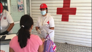 Σχολικά είδη σε 45 παιδιά οικογενειών της Ρόδου από τον Ερυθρό Σταυρό