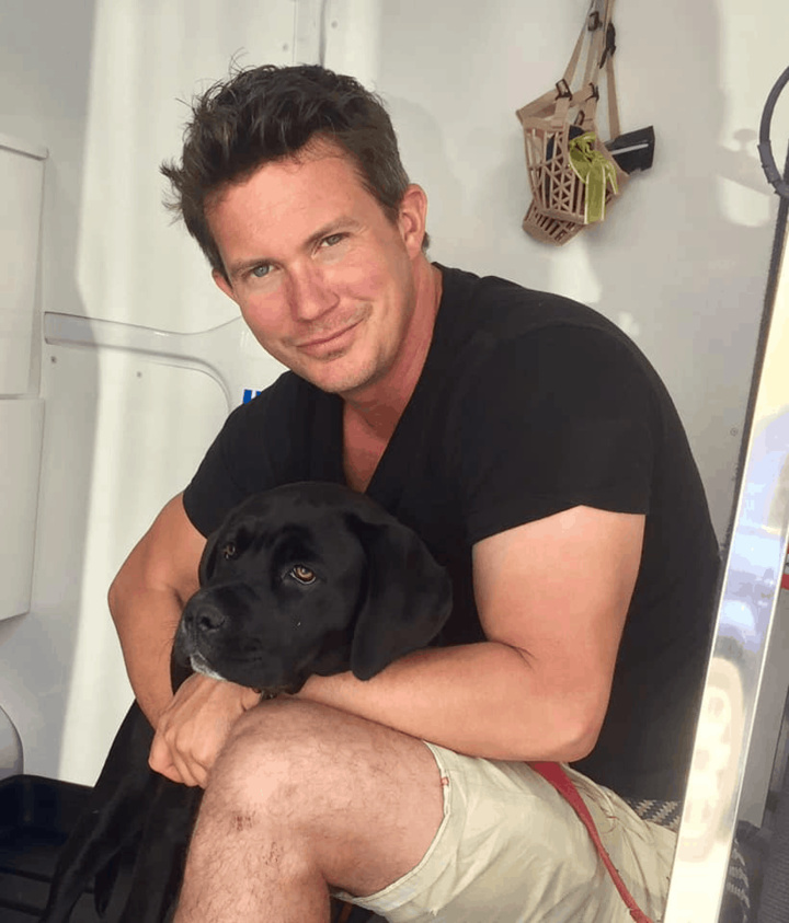 Ο εκπαιδευτής σκύλων κ. Jon Garstang μένει τα τελευταία χρόνια στη Ρόδο
