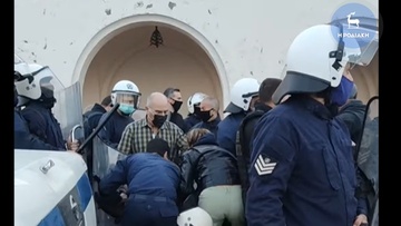 Προσαγωγές και ένταση στο κέντρο της Ρόδου μεταξύ αστυνομίας και συγκεντρωθέντων