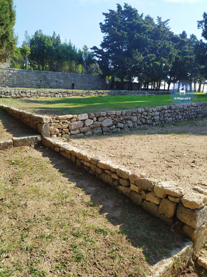 Τα παρτέρια δεξιά της κεντρικής εισόδου αποκαταστάθηκαν  για να φυτευτούν δέντρα και νέα φυτά