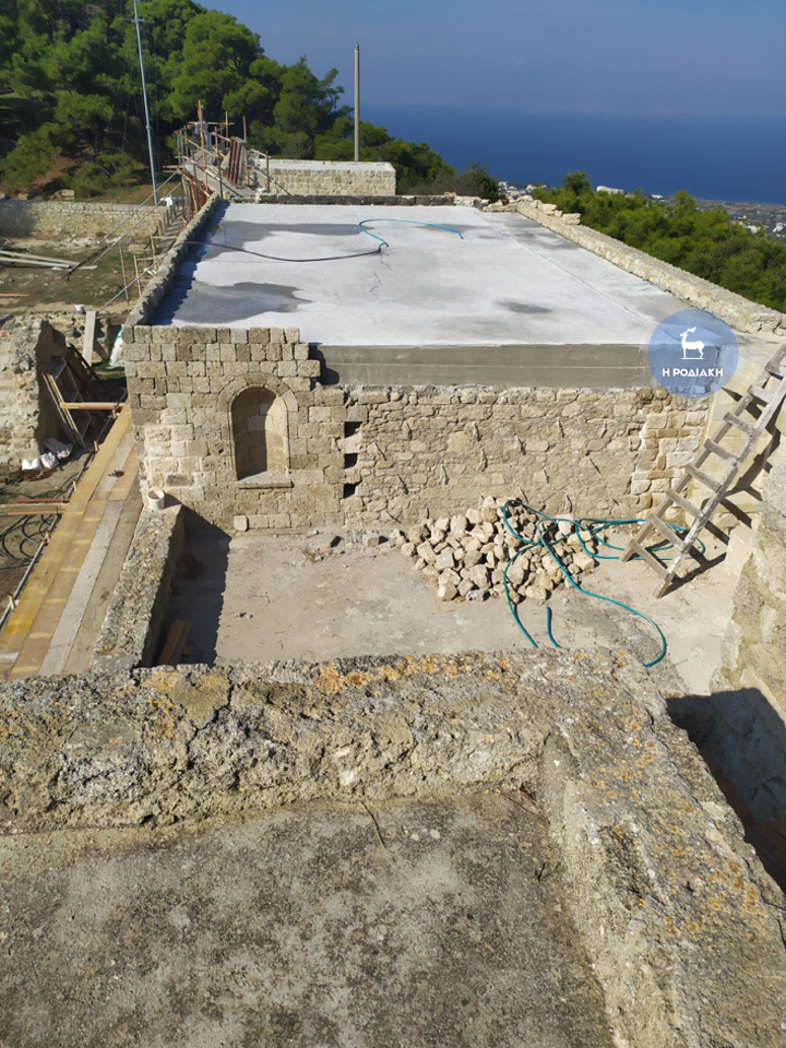 Εργασίες στην οροφή του κτηριακού συγκροτήματος που  χρησιμοποιούνταν από τους Ιταλούς αξιωματικούς ως λέσχη