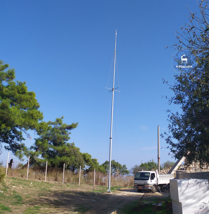 Το ένα από τα δύο αλεξικέραυνα που τοποθετήθηκαν στο λόφο