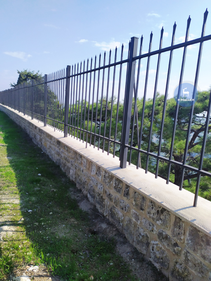 Ένα μεγάλο μέρος της νέας περίφραξης έχει ήδη τοποθετηθεί