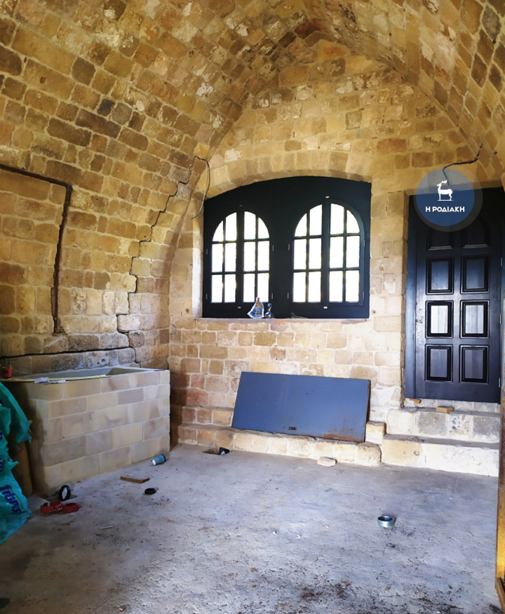 Διακρίνεται το εσωτερικό του κτίσματος στο οποίο  φτιαχνόταν το λικέρ Sette Erbe, με όλη την υποδομή  που χρησιμοποιούνταν τότε