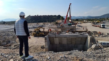 Ξεκίνησε χθες η τοποθέτηση των προεντεταμένων δοκών της γέφυρας του ποταμού Μάκαρη στο Χαράκι