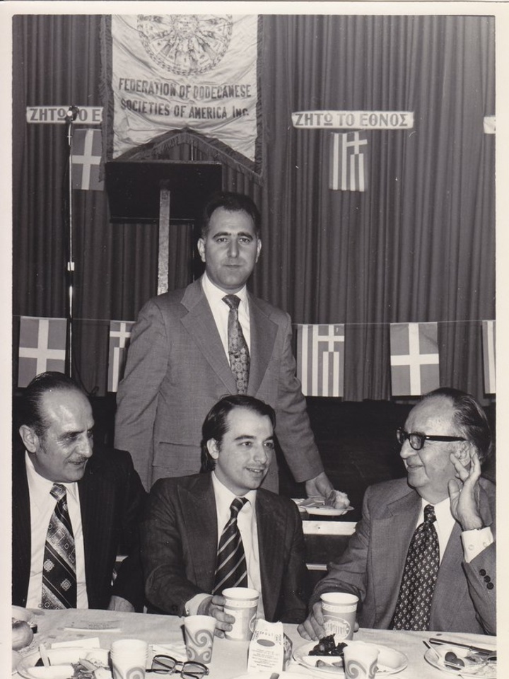 Από αριστερά, οι: Ηλίας Χωρατατζής, πρώην πρόεδρος της Δωδεκανησιακής Ομοσπονδίας και του Εθνικού Δωδεκανησιακού Συμβουλίου, Χάρης Καραμπαρμπούνης, πρώην πρόξενος στη Ν. Υόρκη και Μανώλης Αθανασιάδης. Ορθιος, ο Μανώλης Κασσώτης, πρώην πρόεδρος του Εθνικού Δωδεκανησιακού Συμβουλίου Αμερικής. Ευγενική παραχώρηση Μανώλη Κασσώτη