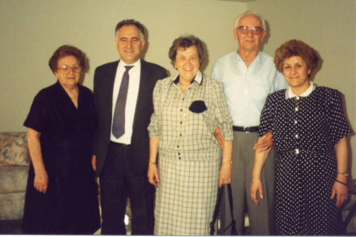 Το 1992 προσκαλεσμένος του συγραφέα Μανώλη Κασσώτη ο τελευταίος Γερμανός διοικητής της Καρπάθου, Hans Vogeler, με την σύζυγο του επεσκέφθησαν την Αμερική. Η φωτογραφία είναι στο σπίτι του Μανώλη Κασσώτη με το ζεύγος Vogeler την μητέρα του και την αδελφή του Έλλη (New Jersey 1992)