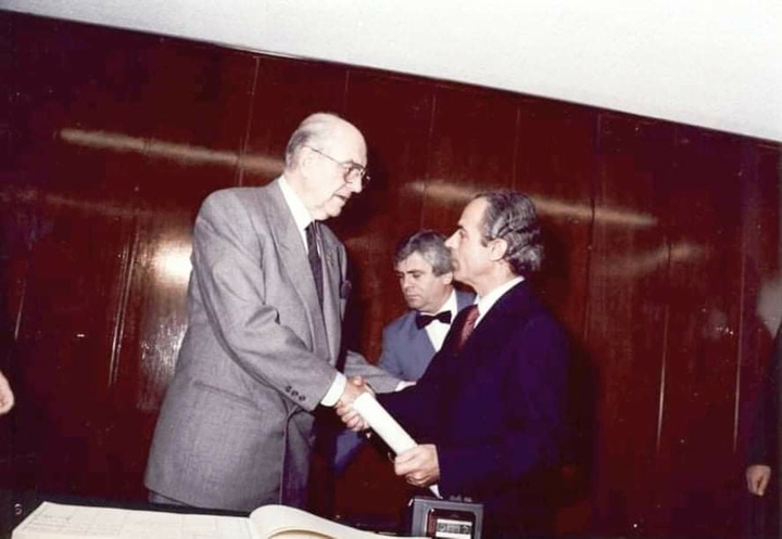Ο τότε πρωθυπουργός Ανδρέας Παπανδρέου που πρότεινε τη Ρόδο  για τη διοργάνωση της Διάσκεψης Κορυφής με τον τότε δήμαρχο Ρόδου Σάββα Καραγιάννη