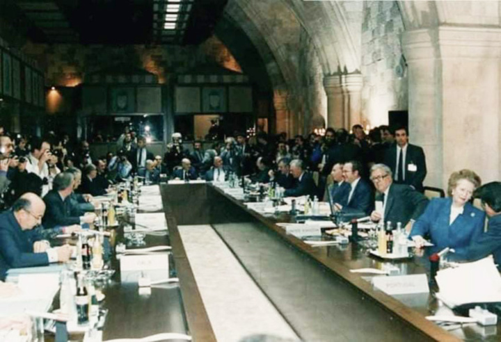Σπάνια φωτογραφία με τους δώδεκα ηγέτες της Ευρωπαϊκής Ένωσης στο Καστέλλο