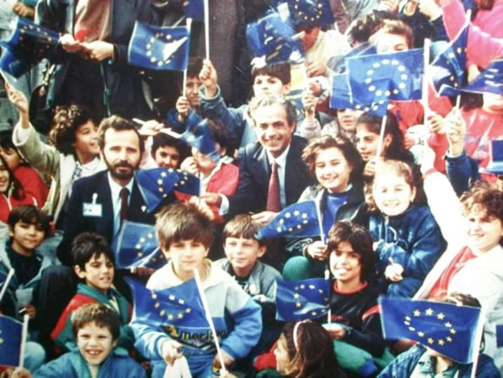 Ο τότε δήμαρχος Ρόδου Σάββας Καραγιάννης με παιδιά από τα σχολεία στο ευρωπαϊκό χωριό που στήθηκε στην πλατεία Δημαρχείου
