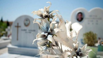 Κάρπαθος: Φωτορυθμικά και ξένη μουσική στο νεκροταφείο για τη γιορτή του Αγίου Νικολάου