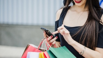 Από την ψηφιακή βιτρίνα  μέχρι το πεζοδρόμιο