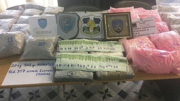 Στο εδώλιο 62χρονος που είχε στο πορτ-μπαγκάζ 20,5 κιλά κοκαΐνης και 75 κιλά ναρκωτικά χάπια!