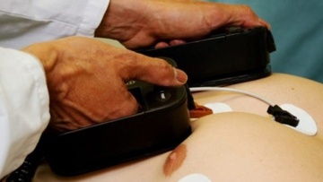 Με απινιδωτές και συσκευές αντιμετώπισης πνιγμονής και εγκαυμάτων προμηθεύονται τα δημοτικά ιατρεία