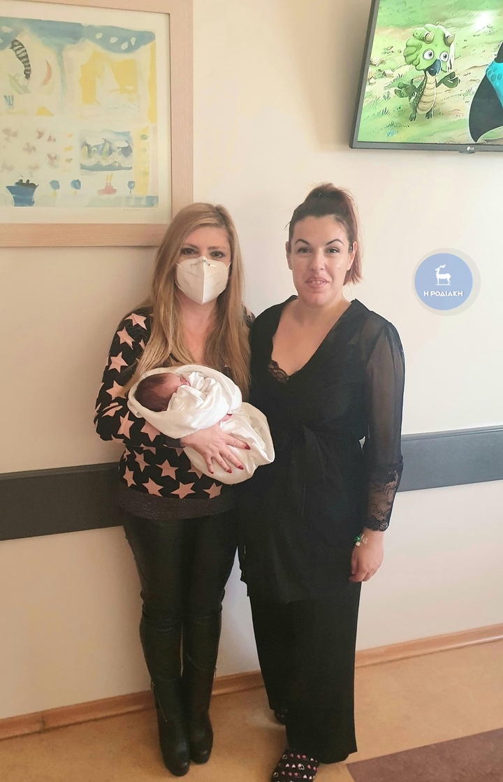 Αγοράκι ήταν το πρώτο μωρό που γεννήθηκε το 2021 στο νησί της Ρόδου και συγκεκριμένα στην κλινική Euromedica. Ήρθε στον κόσμο με φυσιολογικό τοκετό και ζύγιζε 2.5 κιλά. Στη φωτογραφία οι γονείς, το νεογέννητο και η γιατρός