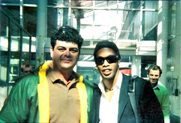 Με τον Ροναλτίνιο, σε ένα από τα ταξίδια του στη Βραζιλία, για δουλειά