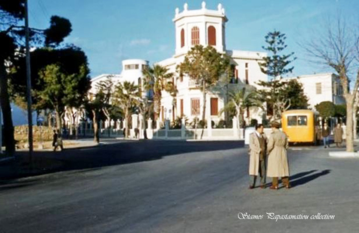 Πλατεία Κύπρου. Αρχοντικό Γεωργαντέλη (Νυν Εθνική Τράπεζα)- Τα κίτρινα (ώχρα) λεωφορεία του «ΡΟΔΑ»