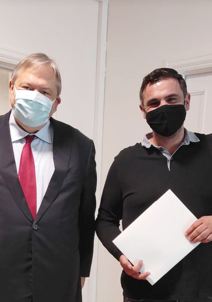 Η στιγμή της παραλαβής της Γνωμάτευσης από τον Αντιπρόεδρο της Ένωσης, Σωτήρη Βαγιανό, στα γραφεία του κυρίου Βενιζέλου